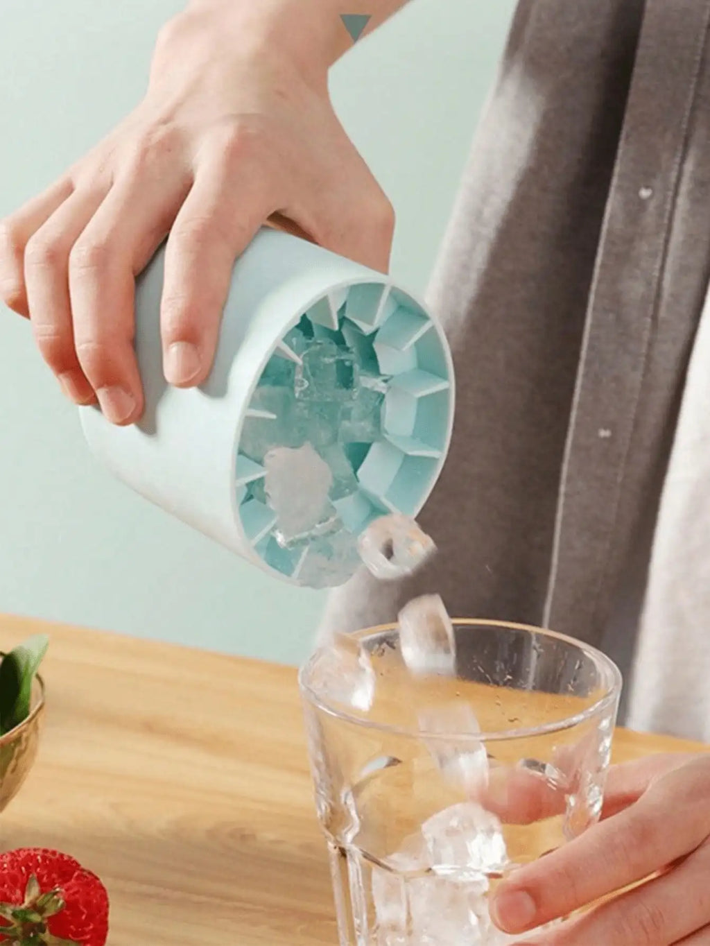 1pc/2pcs/3pcs Plastic Ice Cube Trays, Simple Bucket-Shaped Ice Maker Mold With Lid, Suitable For Kitchen